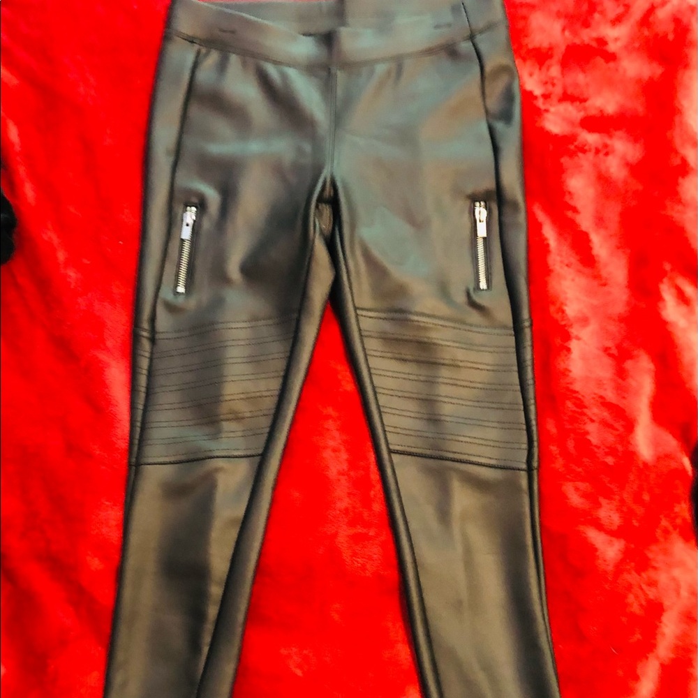 Express black faux leather skinny fit moto pant in black. New. Size: XS